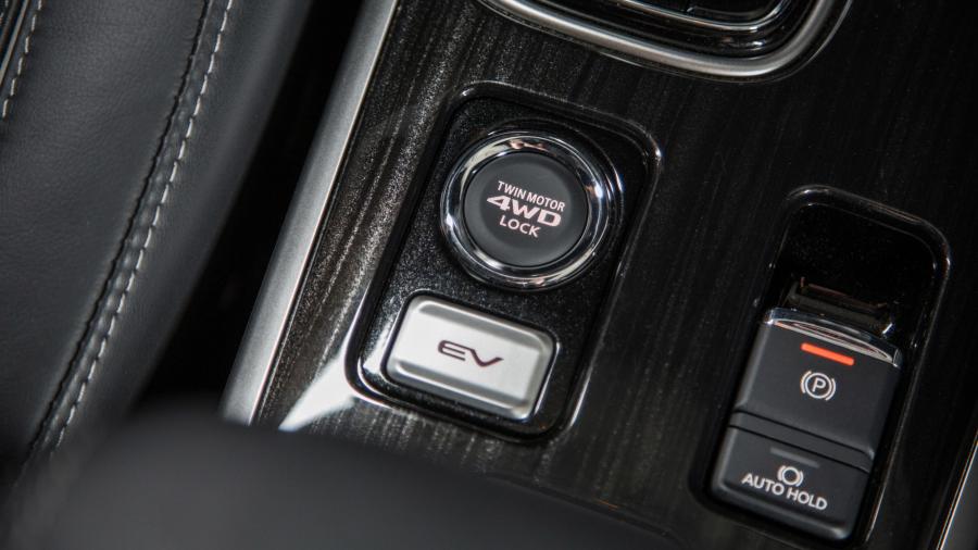 Детали интерьера Mitsubishi Outlander PHEV 2017 года  (NA) (фото 67 из 70)